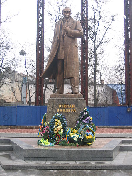 Памятник Бандере во Львове