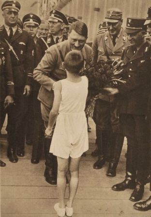 Гитлер отнял у ребенка одежду