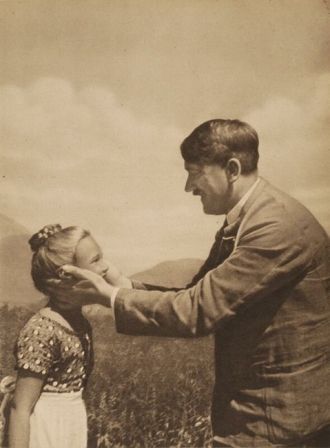 Гитлер отрывает девочке голову
