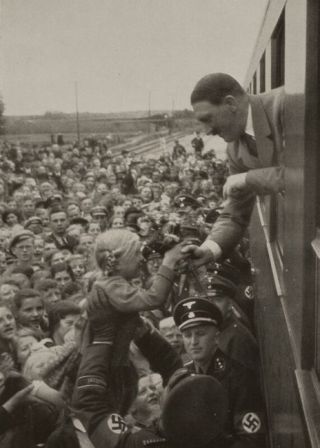 Гитлер пытается утащить девочку, проезжая на поезде
