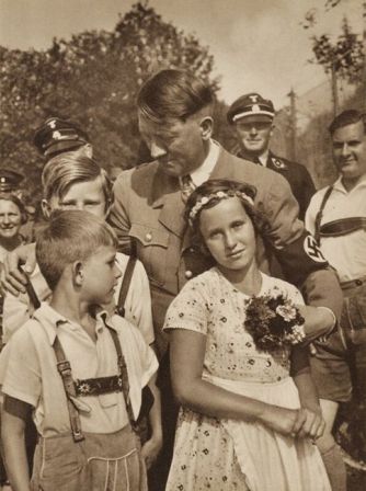 Гитлер ухватил девочку-подростка за грудь