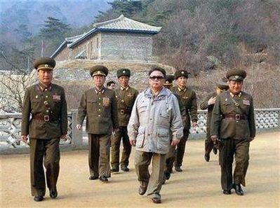 Ким Чен Ир 5 апреля - официальное фото военной инспекции вождя КНДР