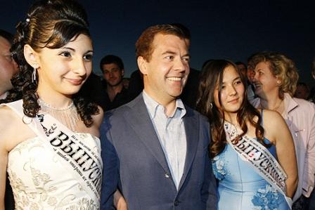 Медведев с выпускницами - 2008